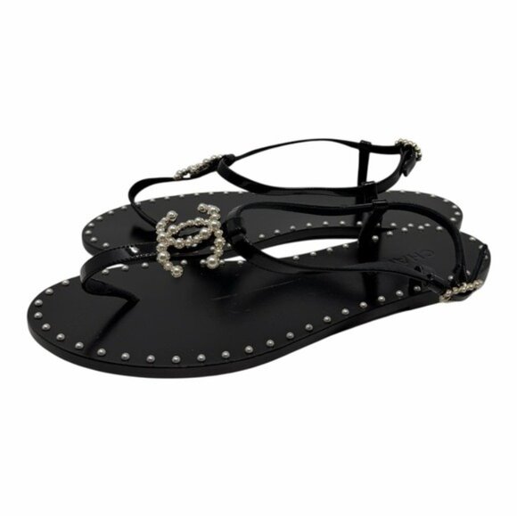 CHANEL Black Patent Leather CC Pearl Embellished Logo Flat Thong Sandals - Picture 3 of 11